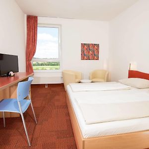 Zimmer mit Kingsize-Bett